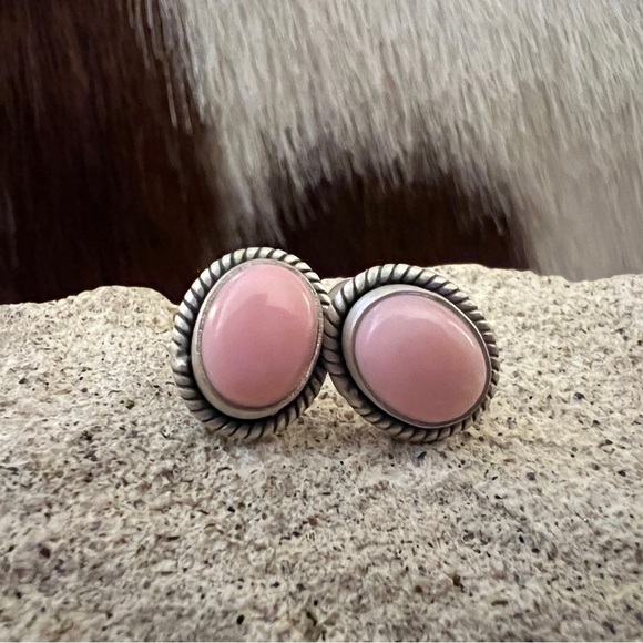 Hand Crafted Jewelry - ❤️ Queen Pink Conch Navajo Style Oval Stud Earrings Matte Brushed Sterling 3.8G